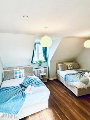 Stylish 3BR En-suite House Perfect For Families, Groups & Contractors in Bluewater- Dartford-with Pool Table & Free Parking